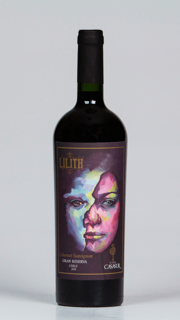 Garrafa de vinho Lilith Grand Reserva Cabernet Sauvignon 2018, com um rótulo artístico vibrante, simbolizando a grandiosidade e intensidade deste vinho chileno exclusivo.