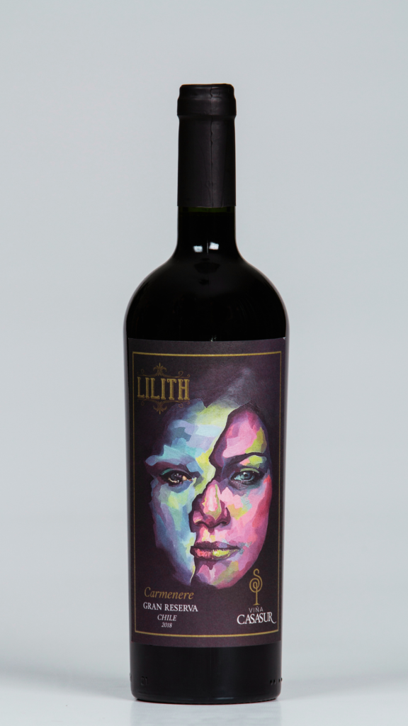 Garrafa de vinho Lilith Grand Reserva Carménère 2018, com rótulo vibrante e artístico, representando a intensidade e sofisticação deste vinho chileno exclusivo.