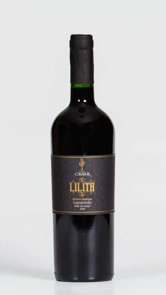 Garrafa de vinho Lilith Reserva Boutique Carménère 2018 da Viña Casa Sur, um vinho chileno sofisticado do Valle del Maipo, com rótulo refinado.