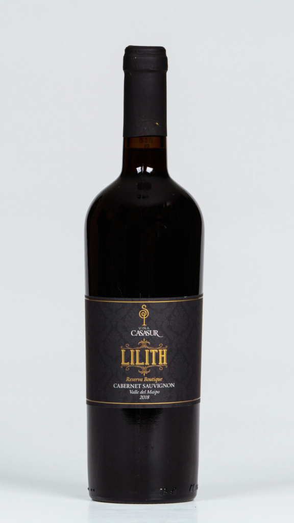 Garrafa de vinho Lilith Reserva Boutique Cabernet Sauvignon 2018 da Viña Casa Sur, produzido no Valle del Maipo, Chile, com rótulo clássico e refinado.